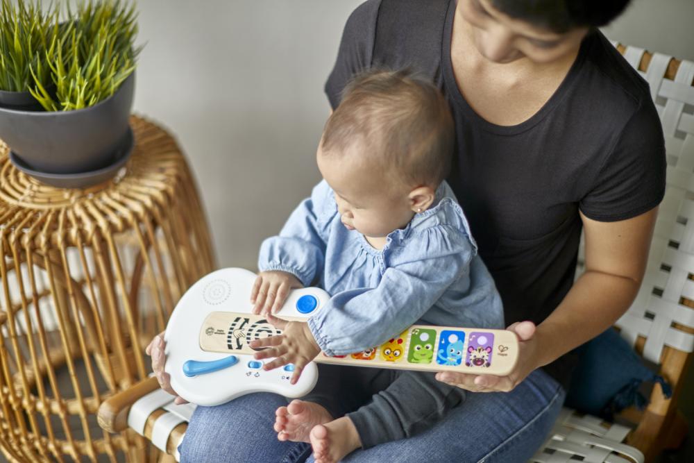 Chitara cu animalute Baby Einstein – joaca muzicala pentru dezvoltarea motricitatii fine