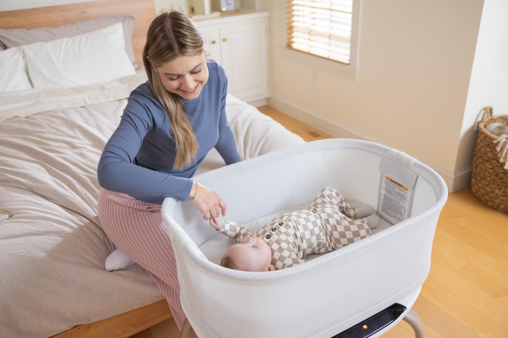 Graco Eluma Nest: co-sleeperul inteligent care raspunde atunci cand bebe are nevoie de confort