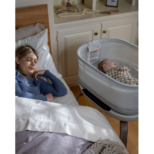Graco - Patut co-sleeper Eluma Nest Luna cu leganare automata si sistem inteligent de detectare a plansului